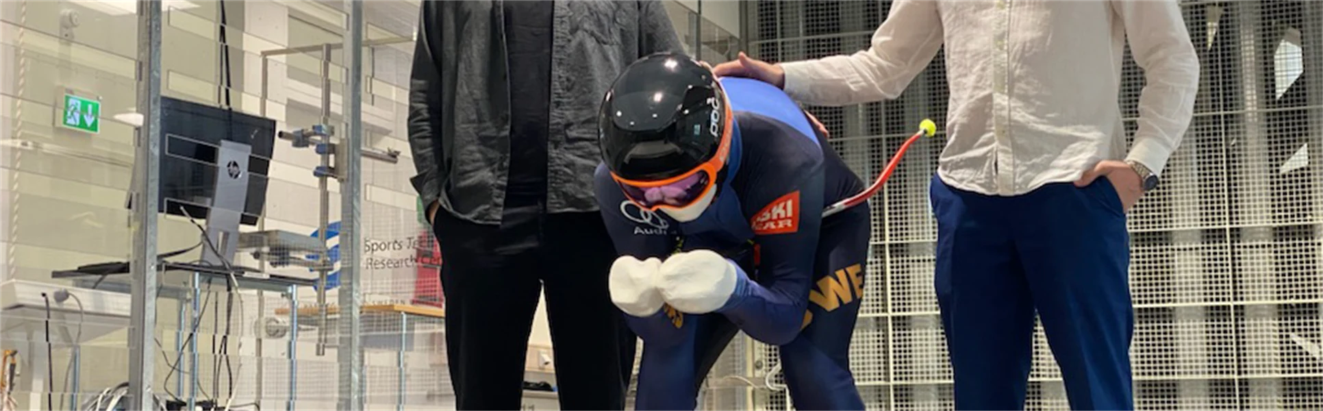 Studentern studenterna Linus Hermansson och Rasmus Blixt vid Sportteknologiprogrammet med testdocka i vindtunneln.