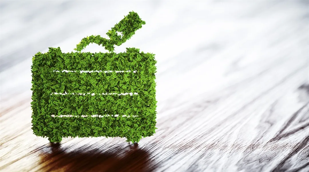 Resväska täckt i grönska för att symbolisera hållbar turism