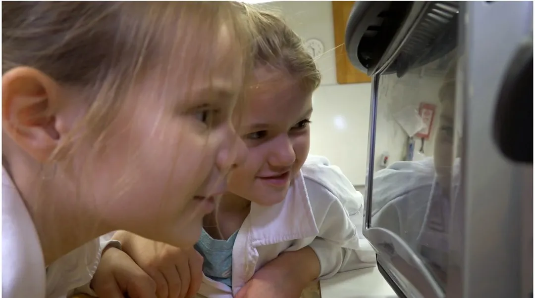 Malou och Beata undersöker om plast har minne