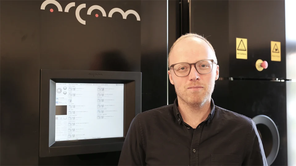 Stefan Ross framför en maskin i i additiv-labbet