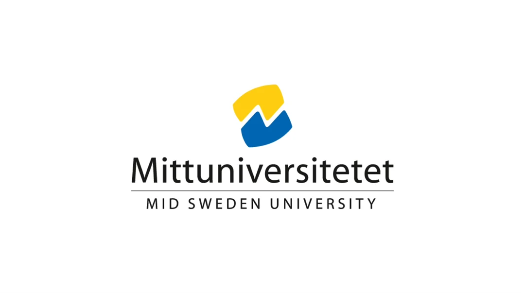 En kvinna med brunt hår sitter framför en bokhylla och pratar