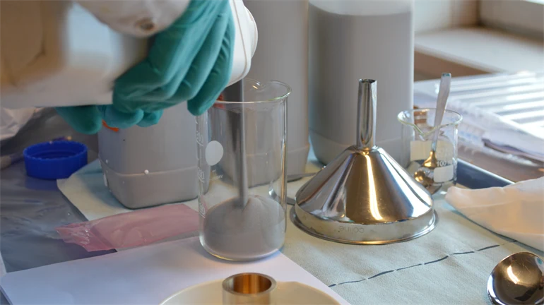 Mixing metal powder in the lab for additive manufacturing