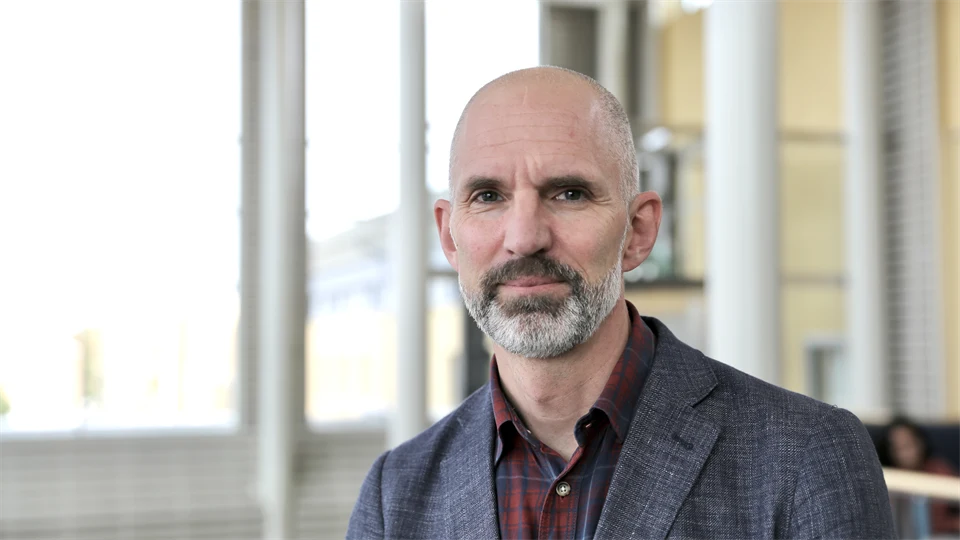 En man i kavaj med skägg