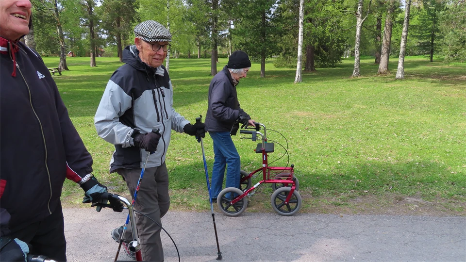 Äldre människor på promenad