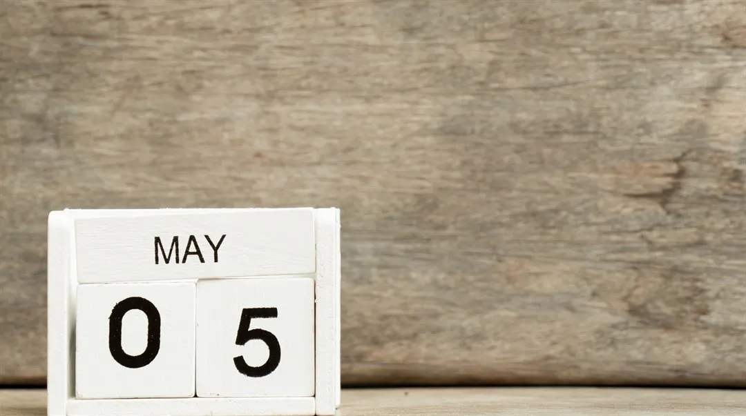 5 maj kalender med träbaksida