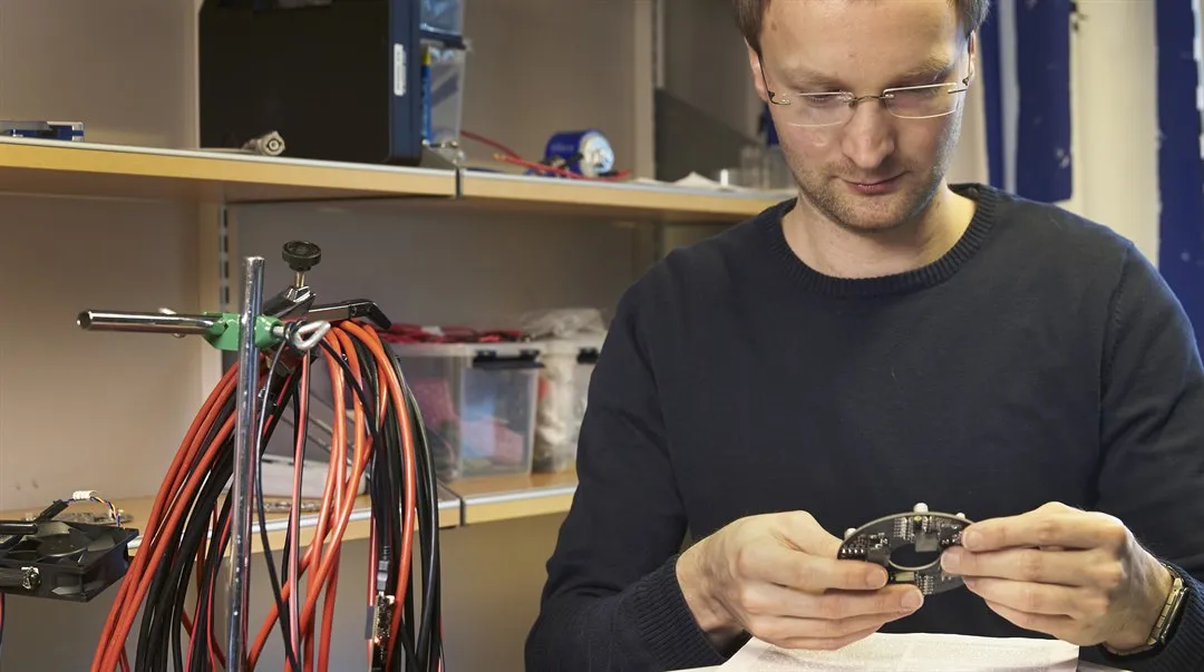 Stefan Haller in the wireless sensor sytem lab