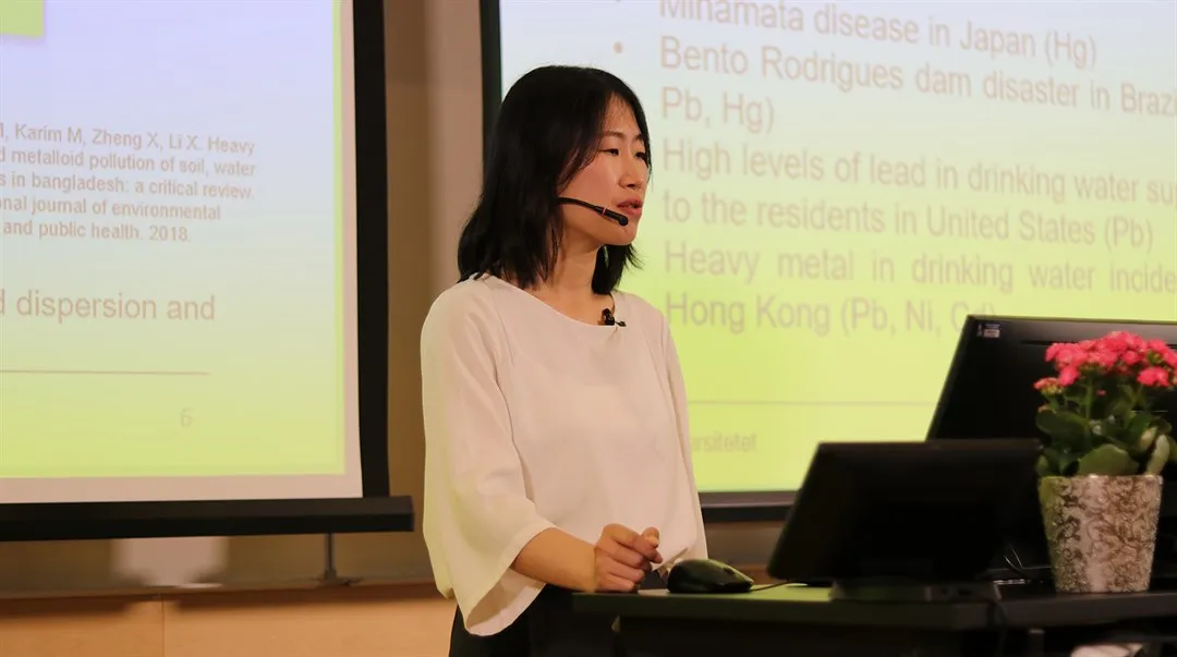 A women presenting on stage.