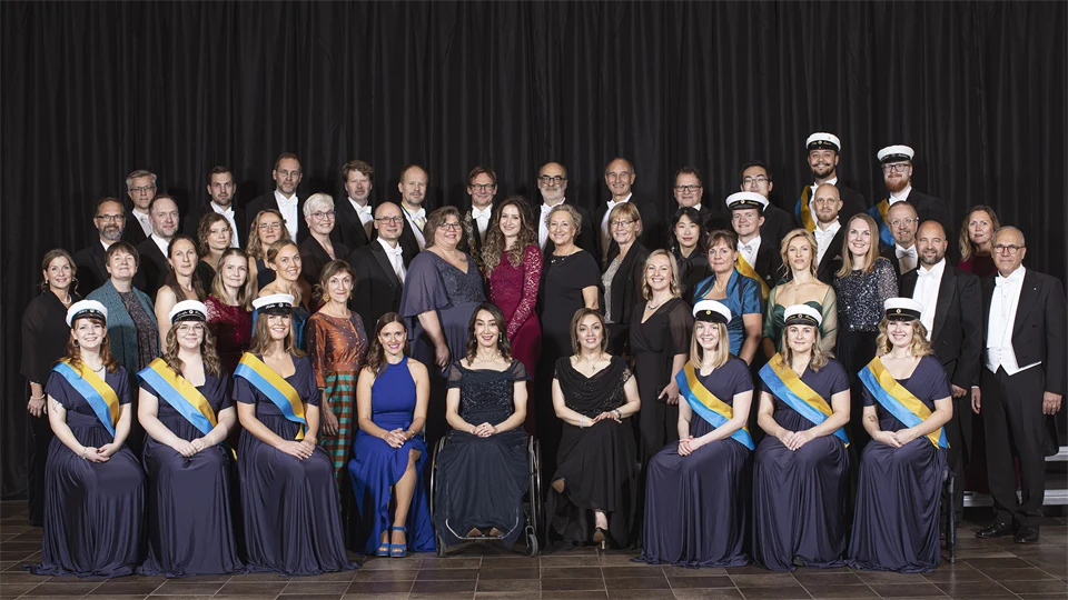 Ett gruppfoto med 48 finklädda personer. 