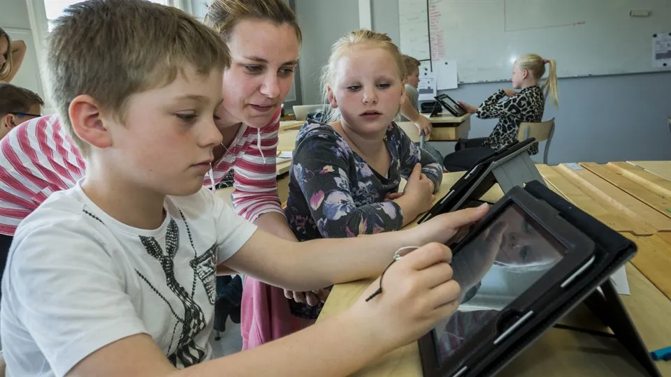 Elever använder surfplatta i skolan