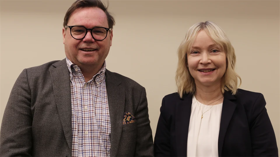 En man och en kvinna ler