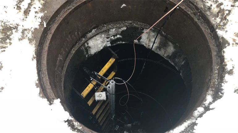 Sensor och bräddmätare installerad i brunn