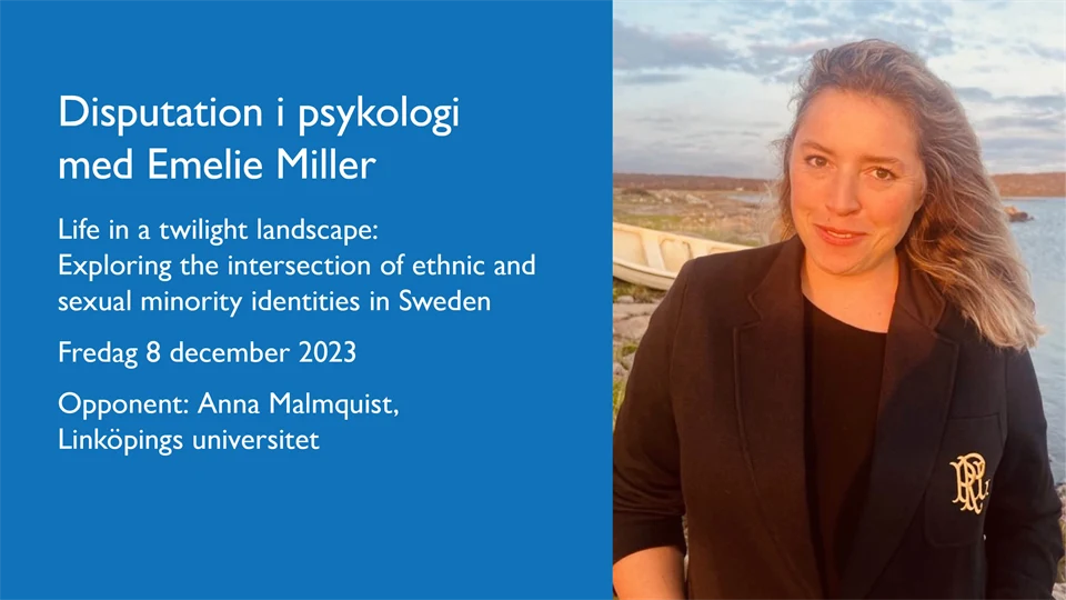 Kvinna utomhus till höger om blått fält med text.