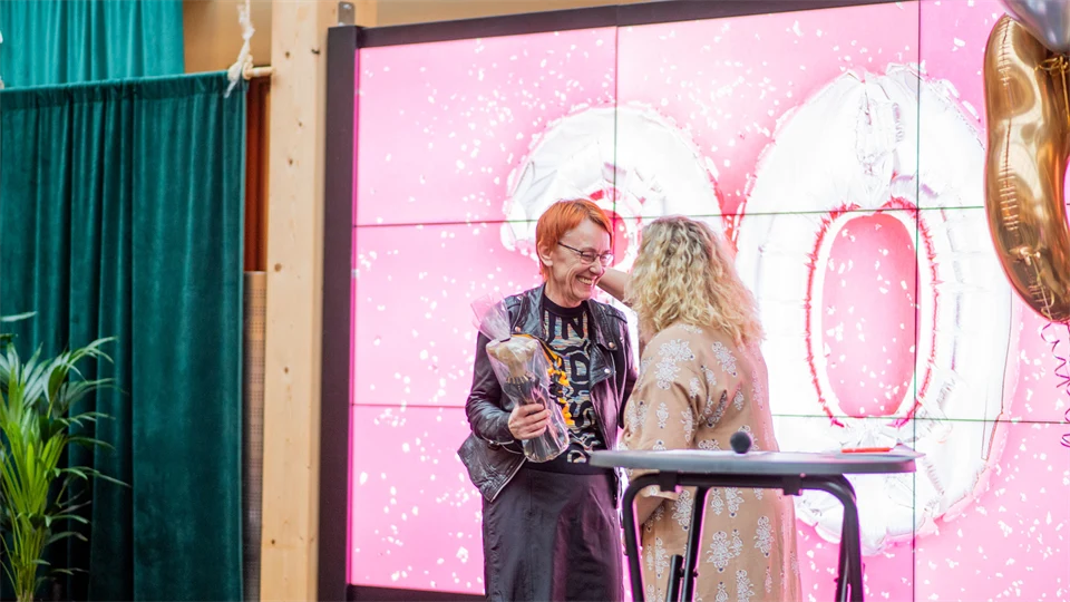 Erzsébet Barát tar emot Gender Studies Award på scen