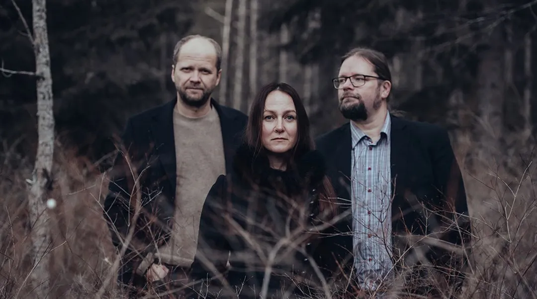 Porträtt på de tre medlemmarna i Triakel som står i en skog