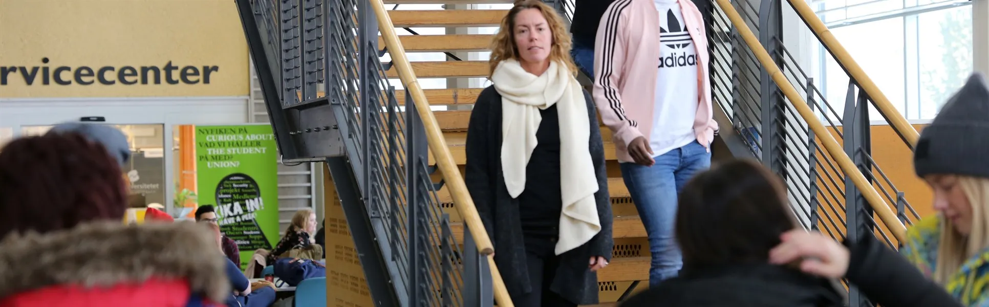 Universitetsstrateg Anna-Lena Perdahl i trappan hus G, Campus Östersund