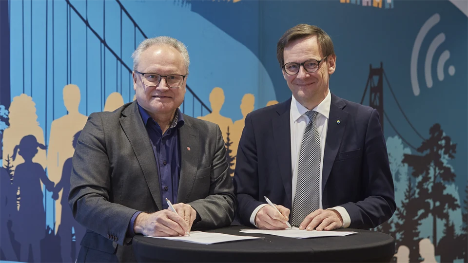 Regionstyrelsens ordförande Glenn Nordlund (S) och Anders Fällström, rektor vid Mittuniversitetet signerar den nya överenskommelsen om att fördjupa samverkan.