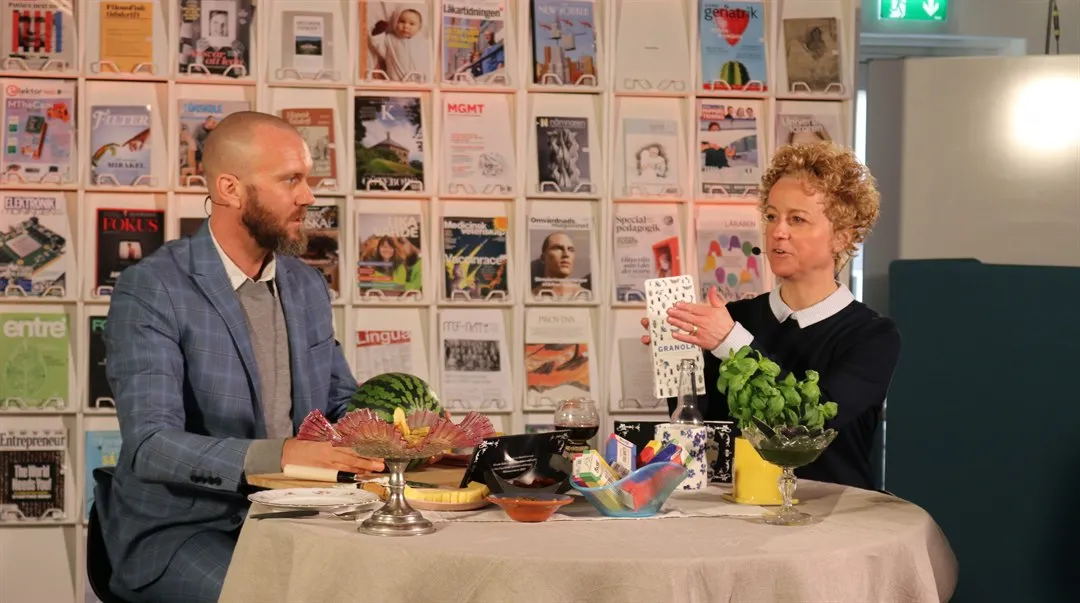 Forskarna Anna-Sara Fagerholm och Henrik Haller sitter vid ett bord