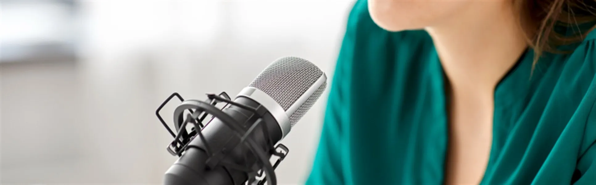 Kvinna vid mikrofon Podcast