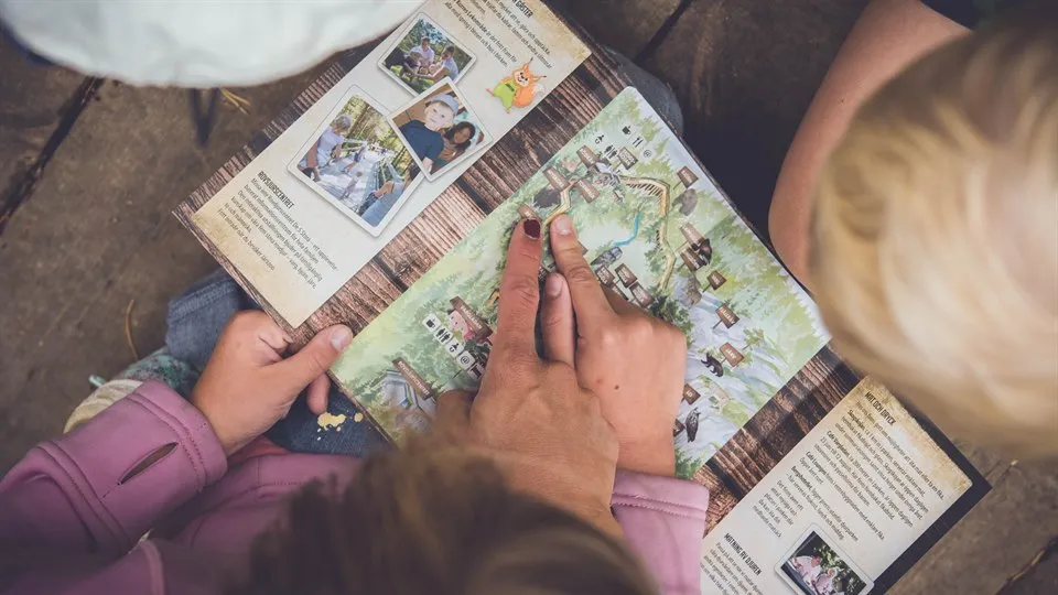 Barn kollar på och pekar på en karta över Järvzoo