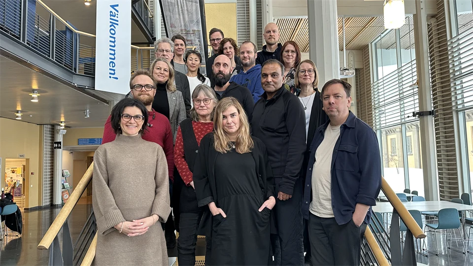 Många personer står samlade för gruppbild i en trappa.