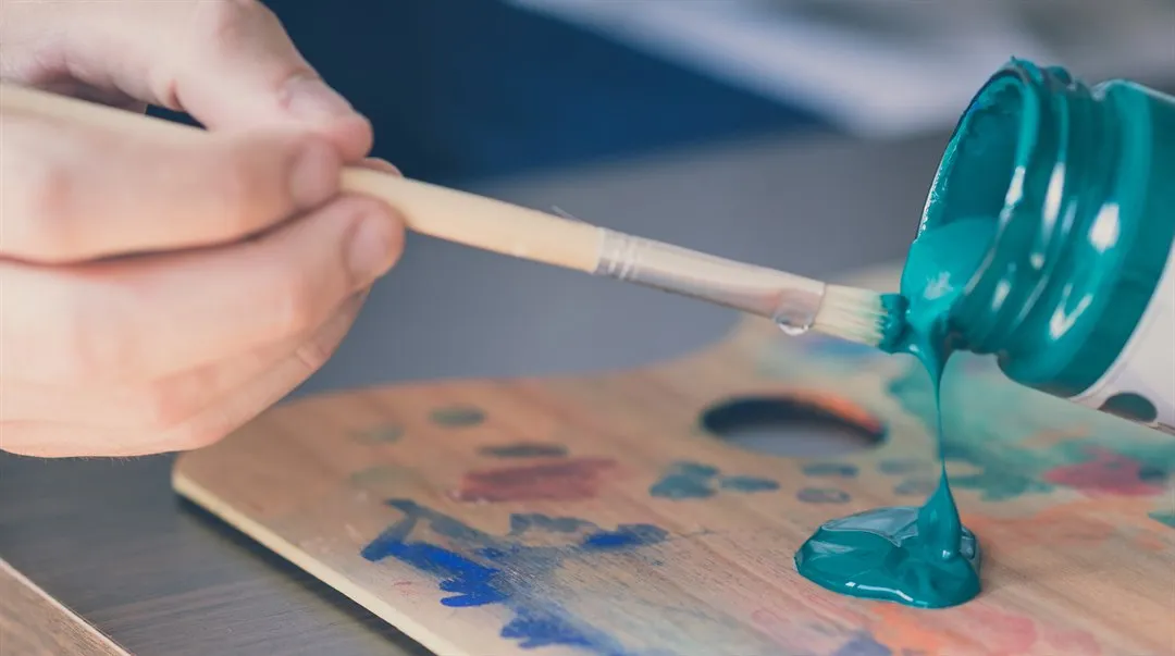 konstnär, pensel och färgburk