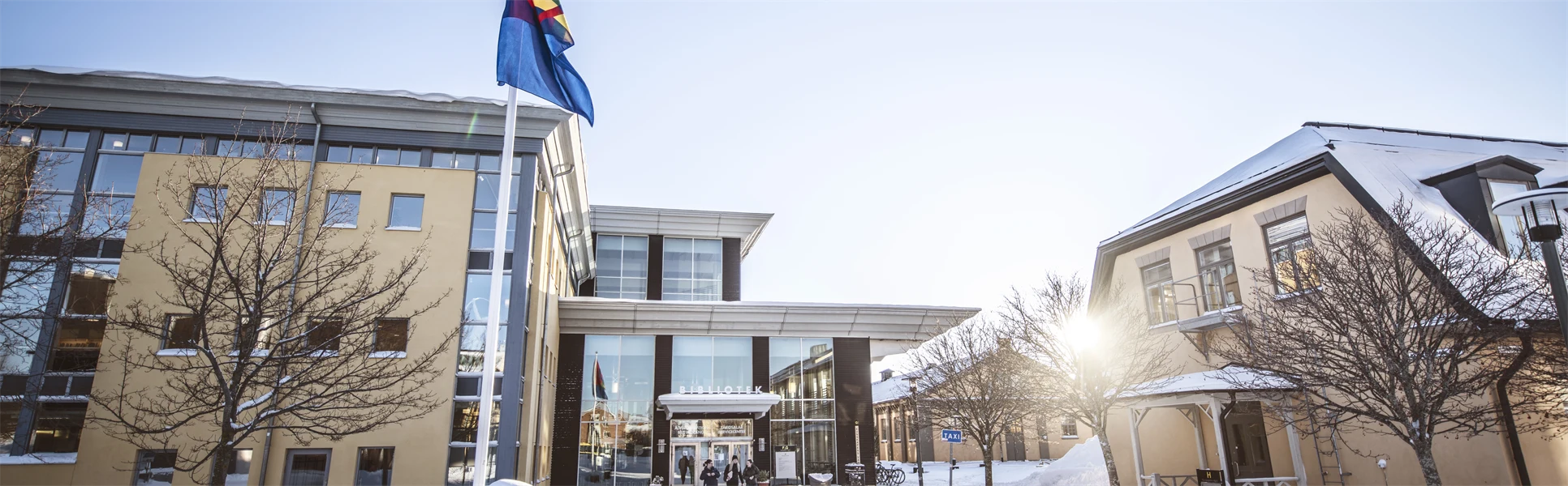 Campus Östersund med samiska flaggan 