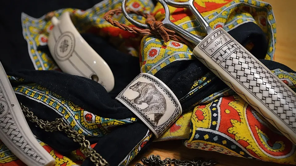 Sameslöjd, knivar och färgglada tyger.