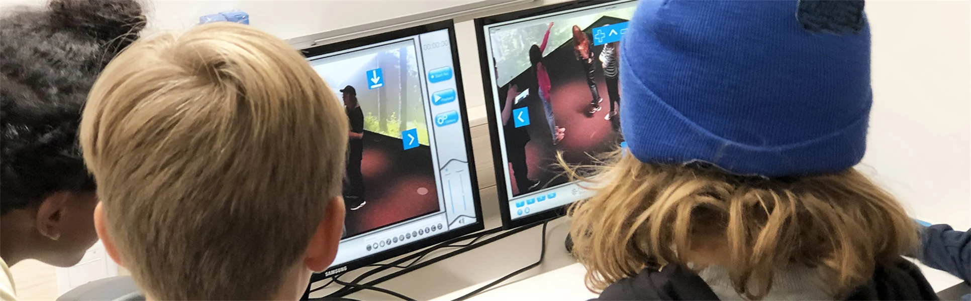 Skolklass på studiebesök i labbet