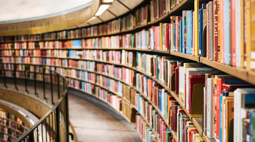 A library full of books