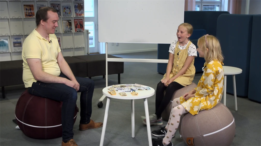 Dennis Hedback pratar ekonomi med Alve och Signe