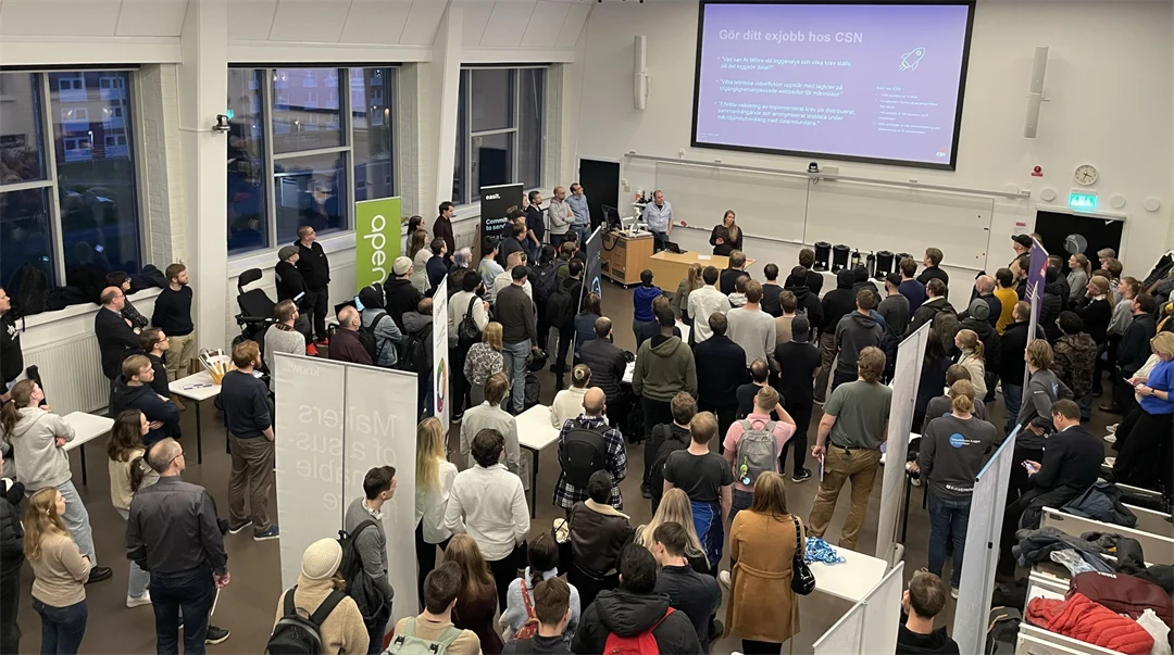 Exjobbsevent med företag och studenter som minglar i sal på Campus Sundsvall