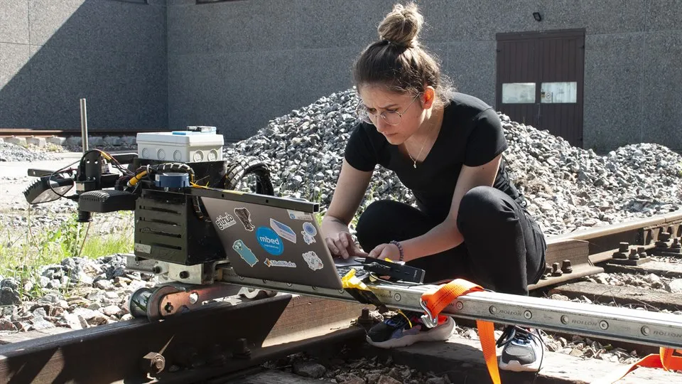Irida Shallari checks the information from the camera on a computer.