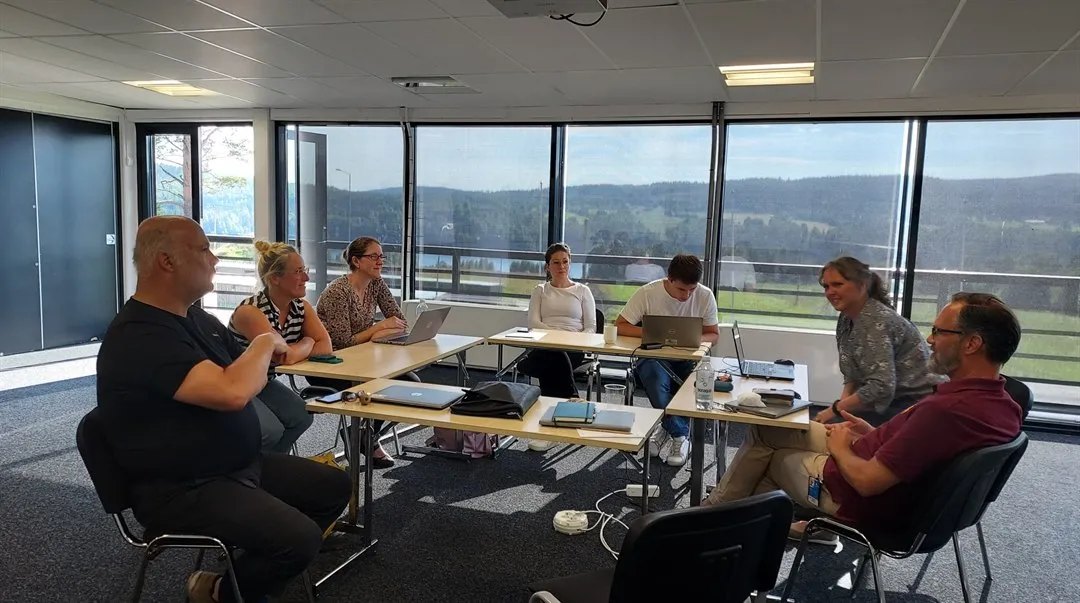 Forskare runt ett bord