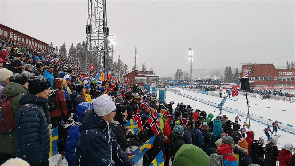Publik på läktare vid skidskyttetävling i Östersund