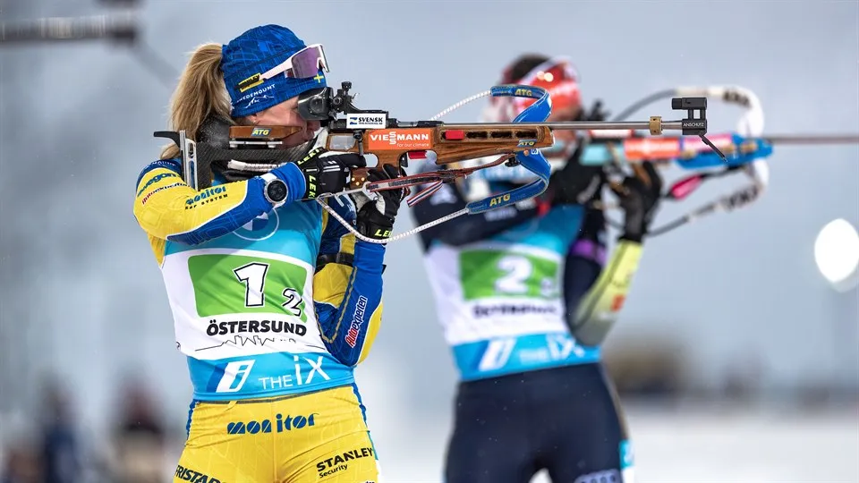 Skidskytten Mona Brorrsson stkjuter stående på Östersunds skidstadion