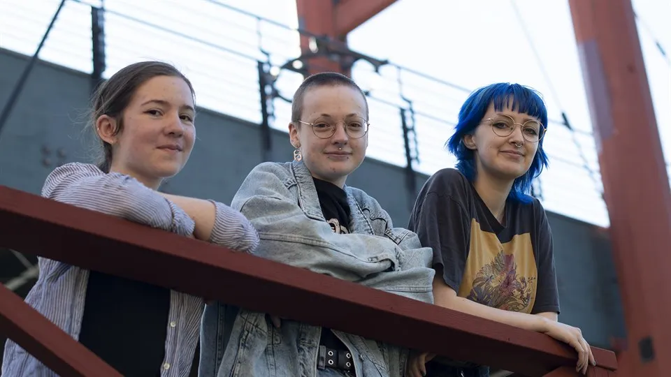 Tre kvinnliga studenter på programmet grafisk design