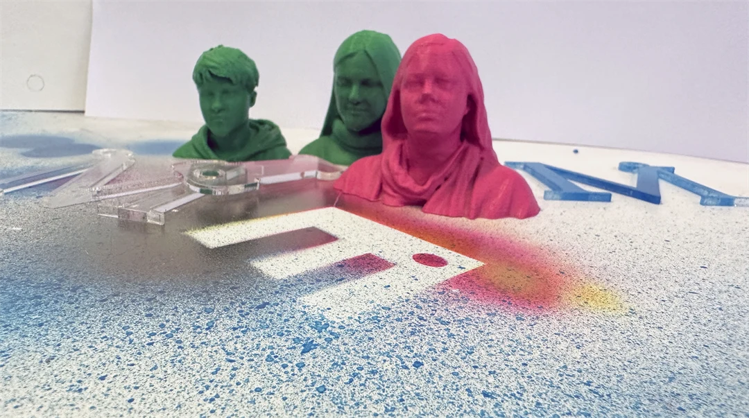 tre små huvuden i plast