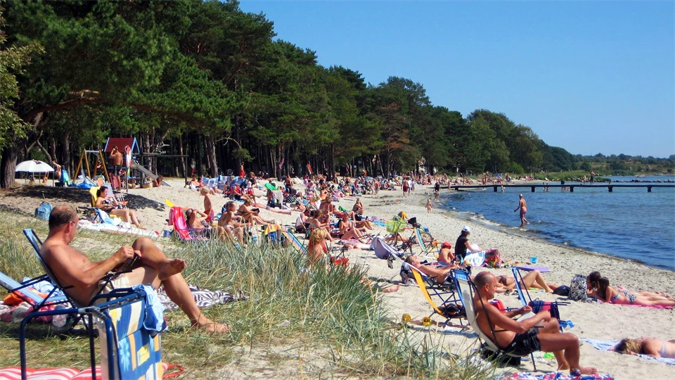HÄLLEVIKS HAVSBAD PÅ STRANDEN - Semester