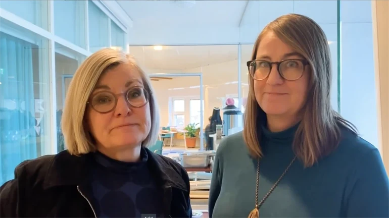 Två kvinnor i en korridor 