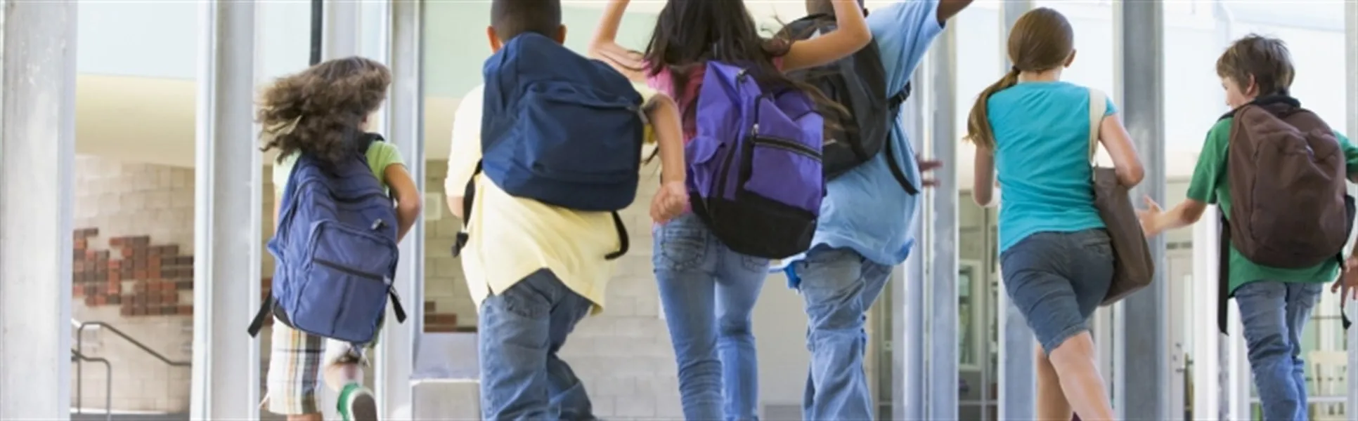 Skola skolbarn i korridor