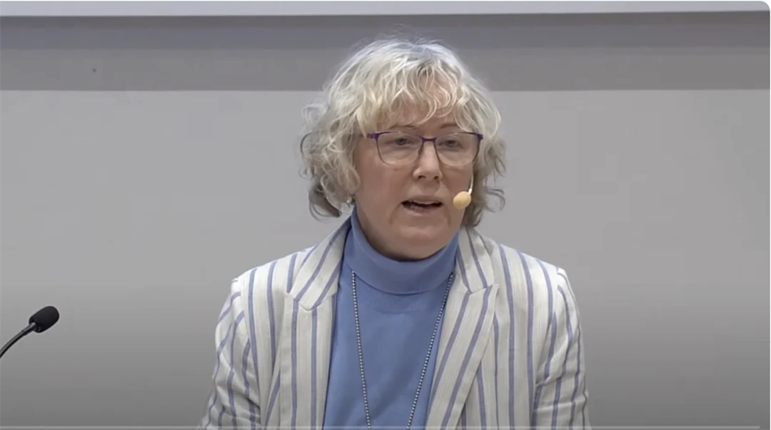 en kvinna med ett headset