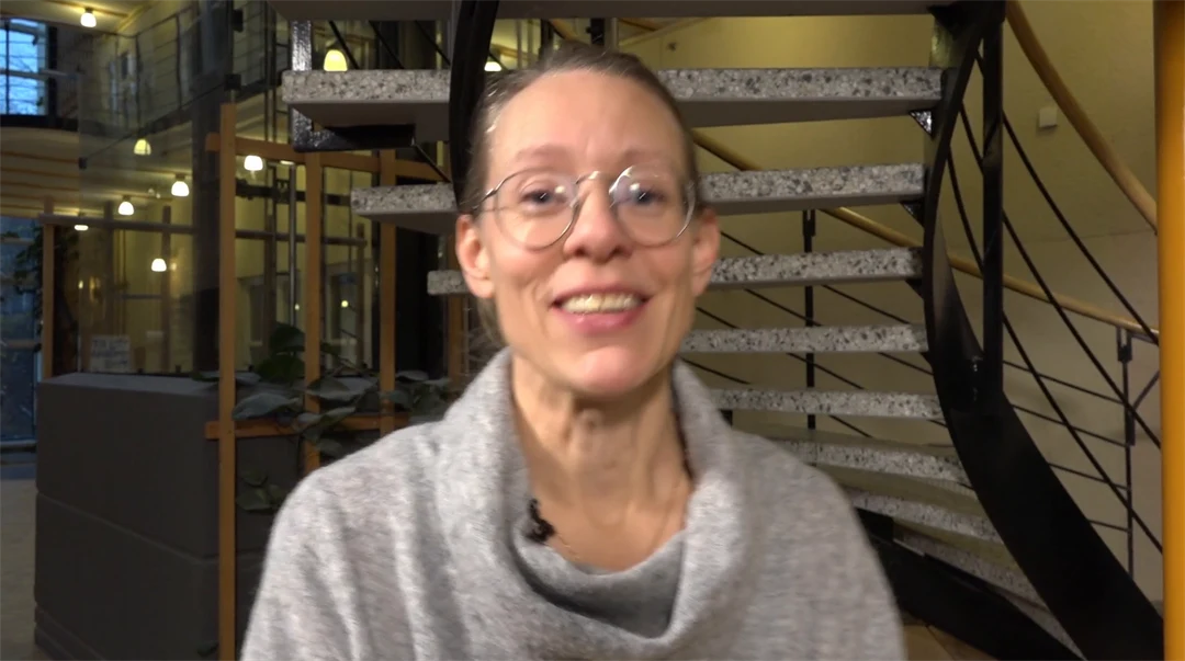 Kan man göra plast av trä och gelatin? Signe och Ebbe experimenterar med Technichus