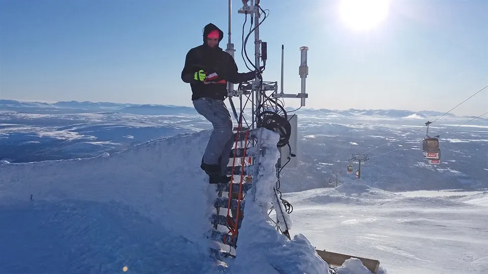 Forskaren Staffan Rydblom vid mätrustningen på Åreskutan. 
