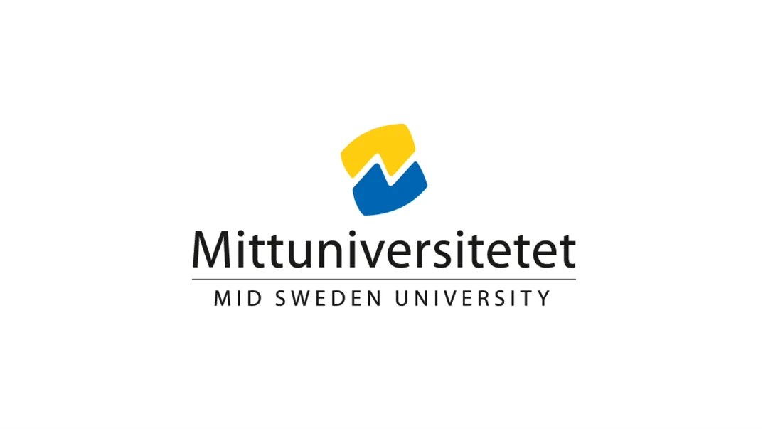 En blond kvinna sitter framför en bokhylla och pratar 