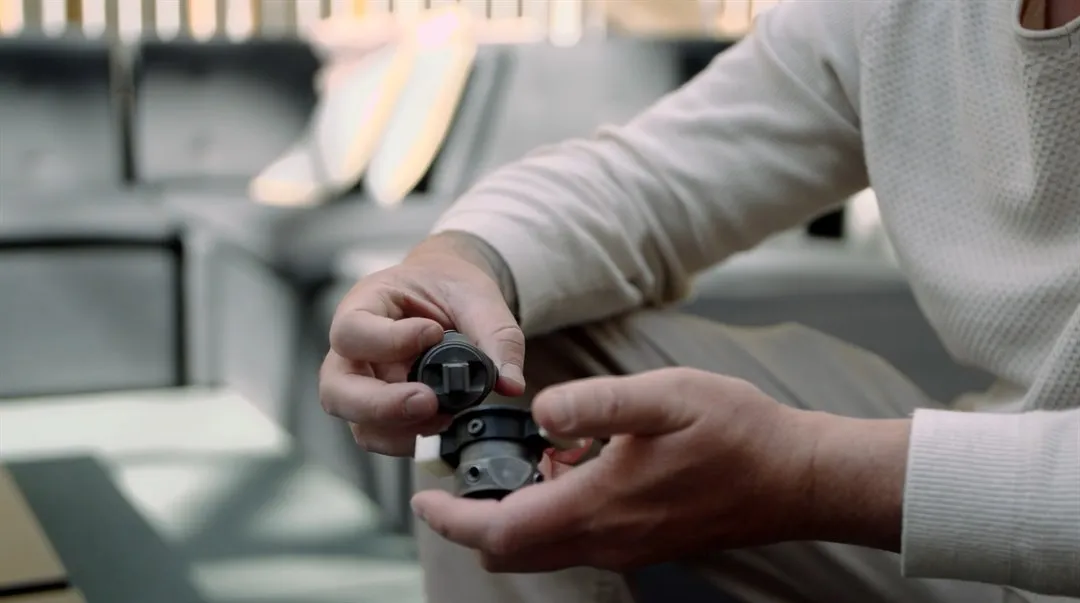 Händer som visar upp en benprotes.