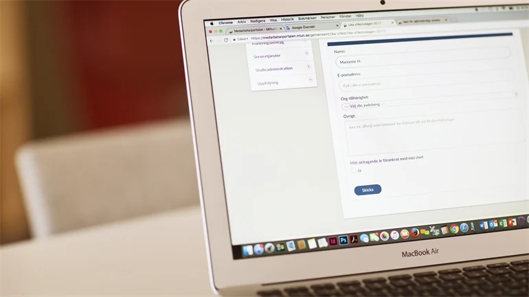Laptop, formulär på skärm
