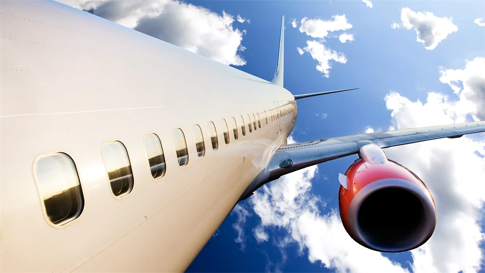 flygplan som flyger - närbild på fönsterrad sedd utifrån luften