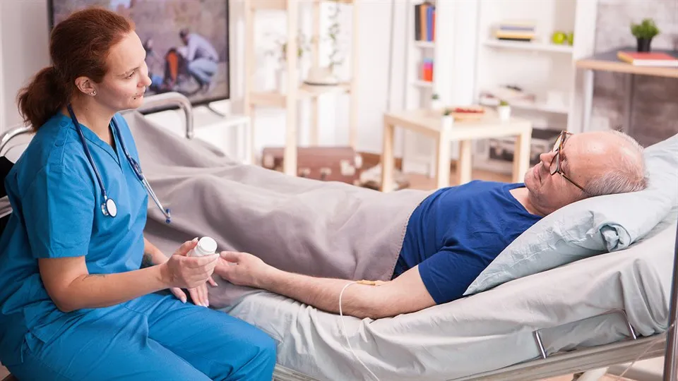 Äldre man vårdas hemma