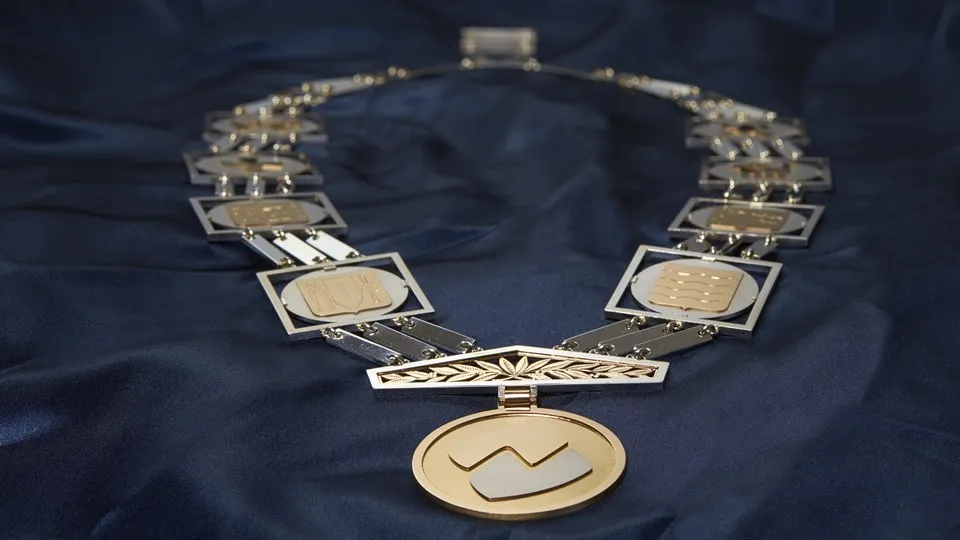 Mittuniversitetets rektorskedja från 1997 är en gåva från länsstyrelser, landsting och kommuner i Jämtlands och Västernorrlands län.