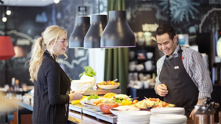 Restaurangpersonal framför en hotellfrukost